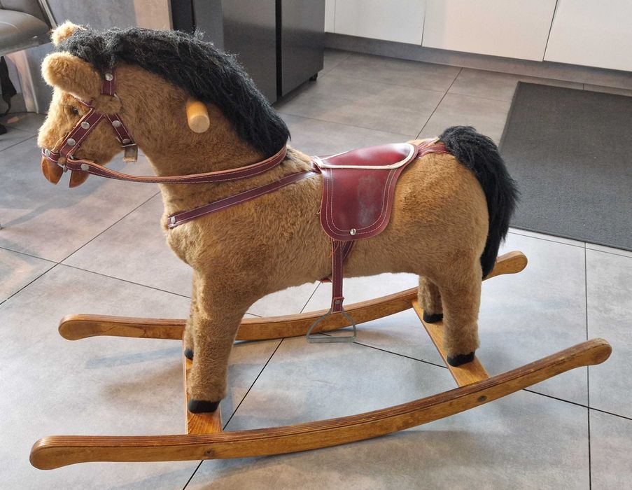 Konik na biegunach vintage – solidny i sprawny