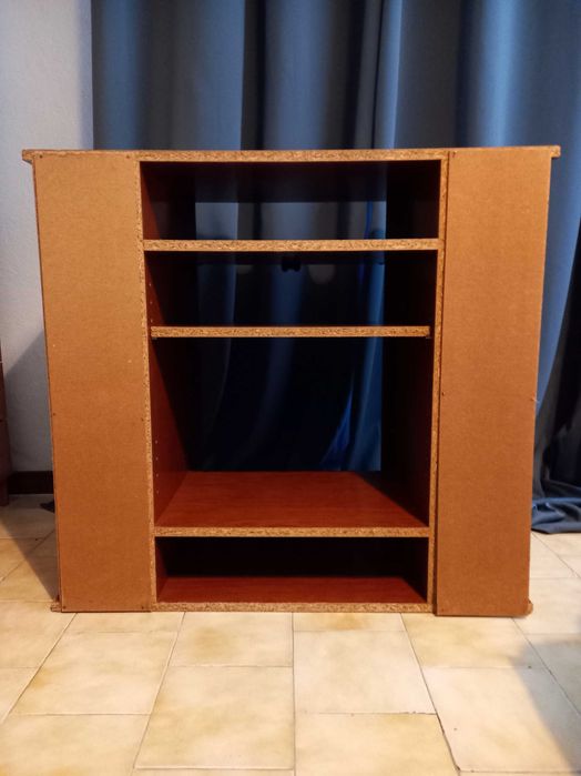 Móvel para Tv em aglomerado revestido de folha de madeira