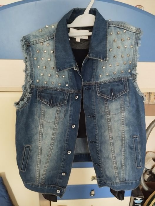 Продам джинсову жилетку