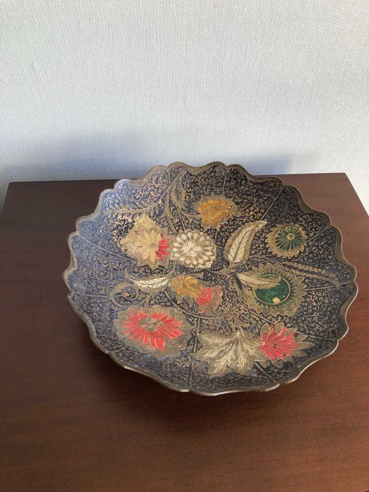 Patera metalowa , malowana ręcznie .