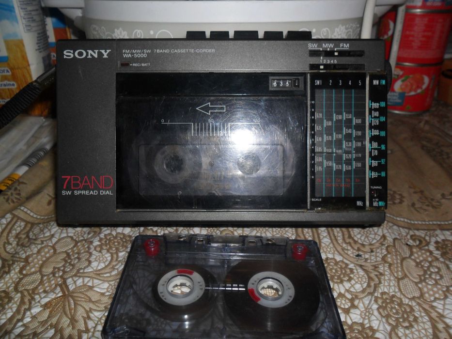 Продам портативную магнитолу SONY (кассетный магнитофон + приемник): 5 ...