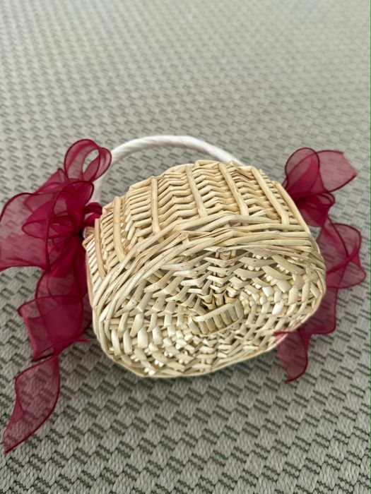 Cesto pequeno decorativo usado para alianças de casamento