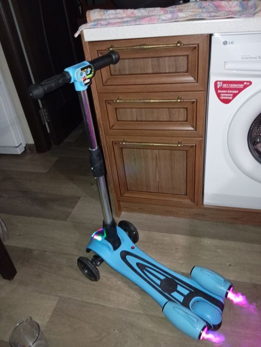 Самокат Scooter с музыкой и турбинами