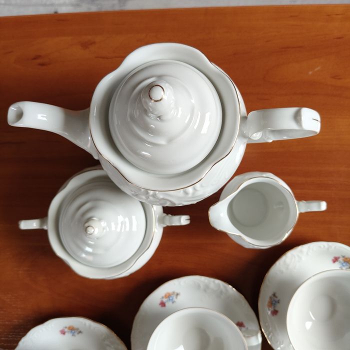 Serwis porcelanowy do kawy z Wałbrzycha.