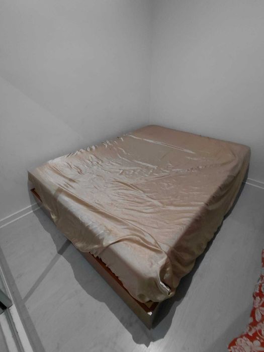 Mobílias - 2 camas de casal, 2 roupeiros, mesa de jantar e 6 cadeiras