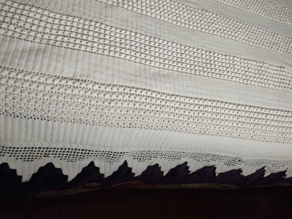 Colcha feita à mão em croché, com um design delicado e textura única