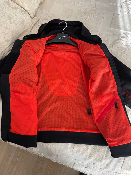 Casaco mota Alpinsetars com capucho estilo Moletom.