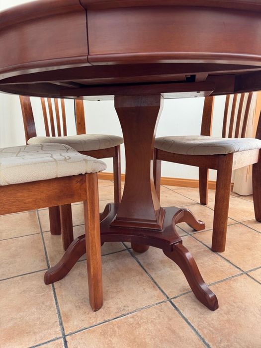 Mesa Redonda Extensível e 4 Cadeiras