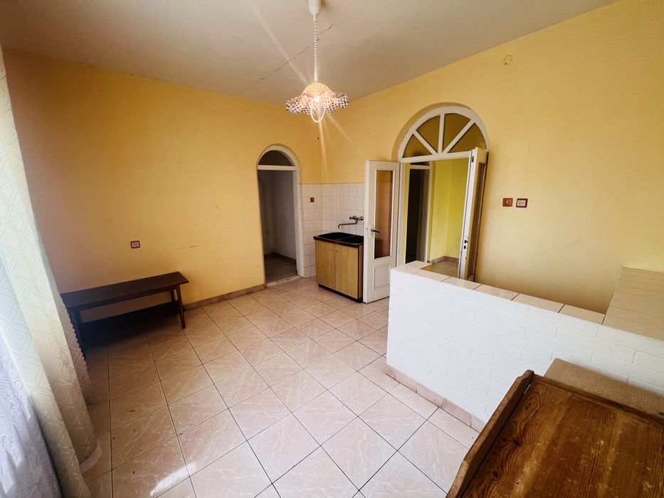Продаж цегляного будинку в м.Берегове, 186 кв.м , 10 соток ділянки.