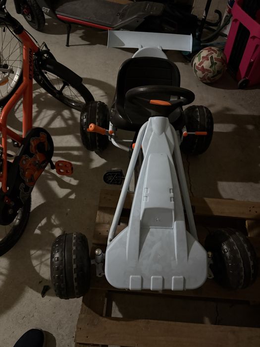 Carro a pedais para criança a partir dos 3 anos