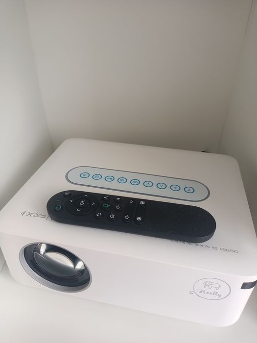 Projektor wifi, bluetooth, trapezowa korekcja obrazu