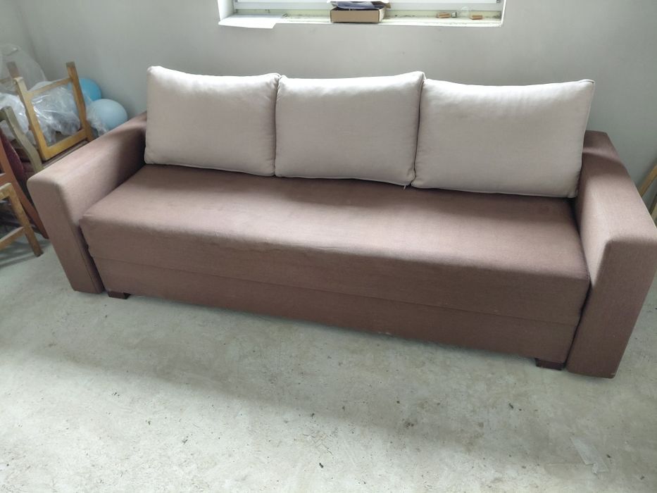 Kanapa brązowa z poduszkami, łóżko, sofa, transport.
