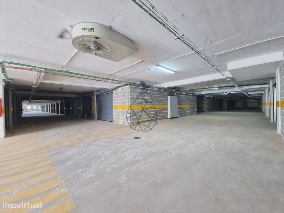 Garagens Box à Venda em Portimão — de 16 m² a 28 m², entre a estação d