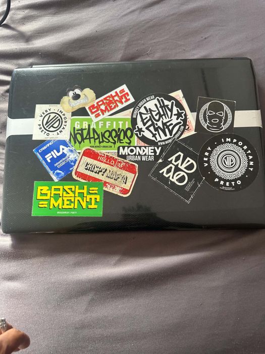 Vendo computador portatil Medion com carregador problema bateria viciada