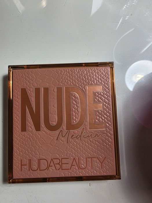 Paleta Huda Beauty Nude medium