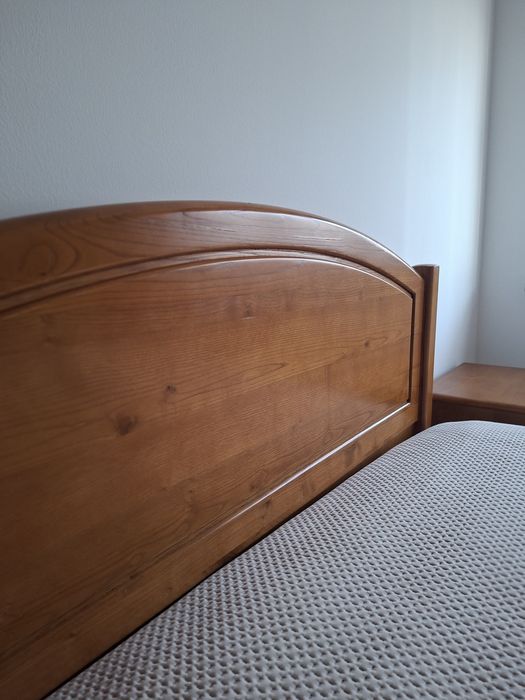 Cama s/colchão  mais mesas de cabeceira s