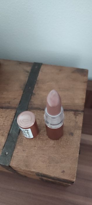Pomadka do ust Essence