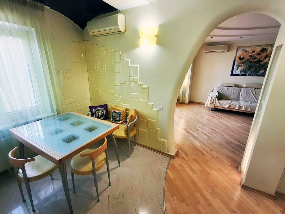 Оренда чудової 2 кімнатної квартири біля метро Позняки, 90м2, вул. Бориса Гмирі, 1/2
