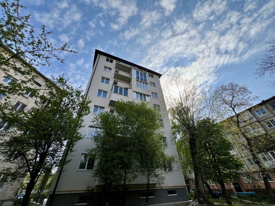 Продам велику однокімнатну квартиру у цегляному будинку