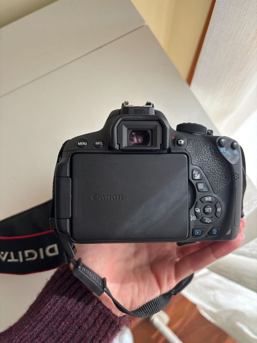 Camara fotográfica Canon EOS 700 D + Canon EF-S 18-55mm