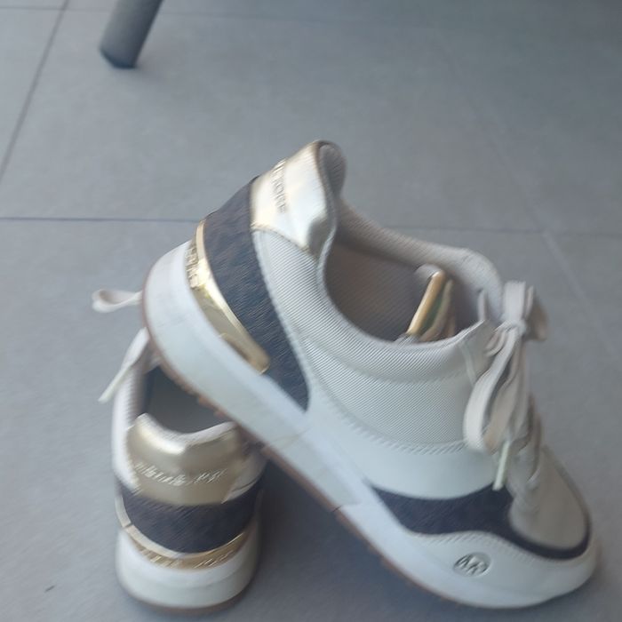 Sapatilhas Michael Kors 36, tom claro,  muito  confortaveis, semi novas.