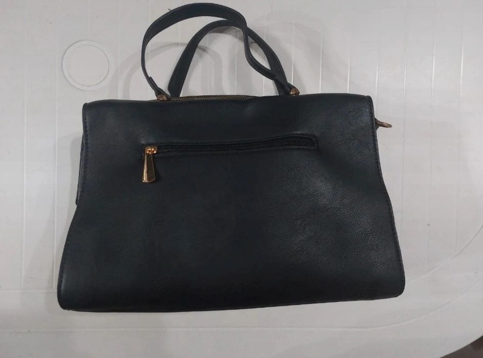 Mala preta em couro sintético