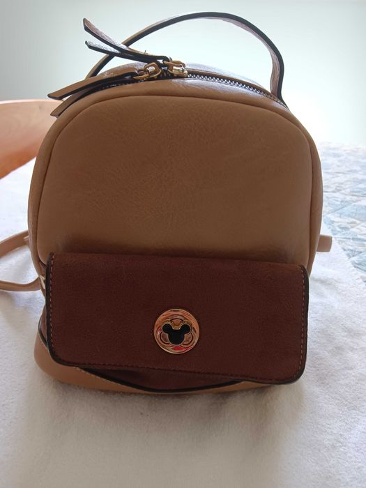 Mochila castanha com fecho