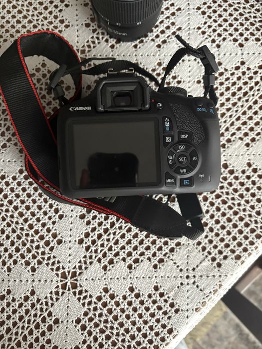 Canon 2000D + 18-55 IS III + acessórios — estado como novo