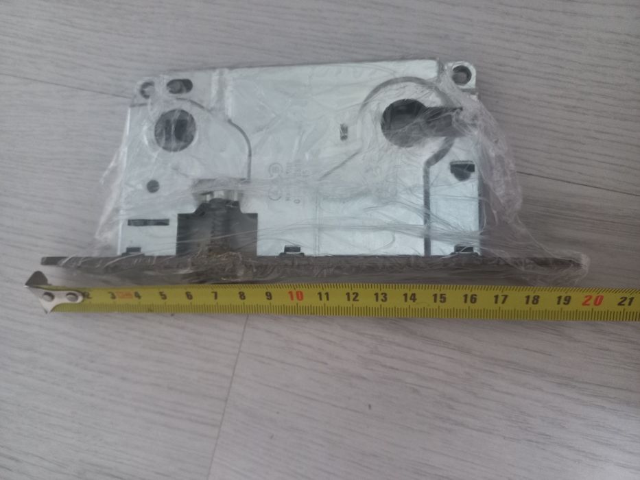 Замок врізний  Італія