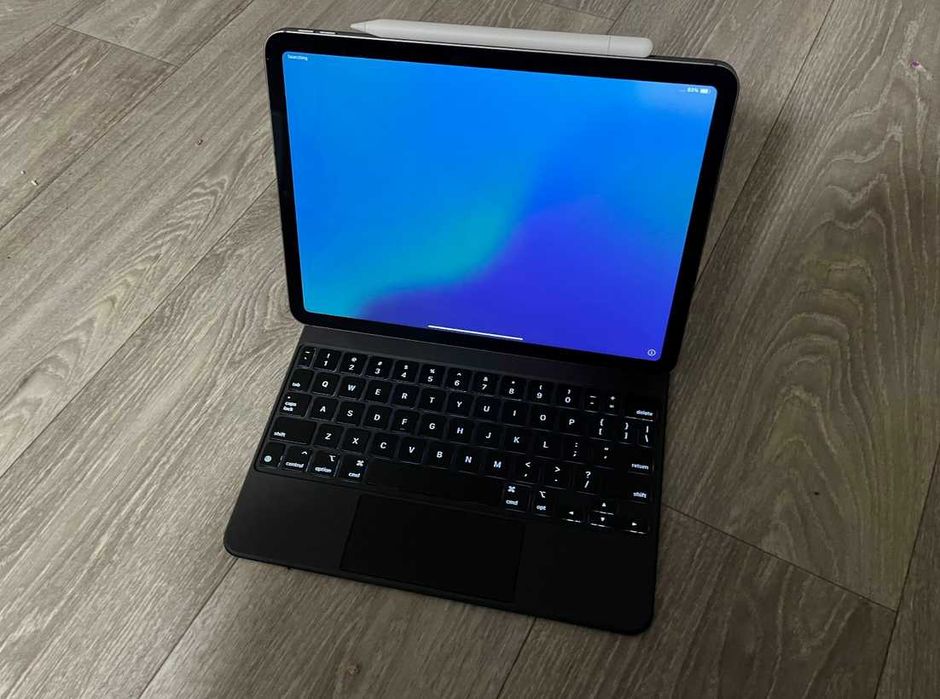 Apple iPad Air 5 generacja 2022 szary + magic keyboard + apple