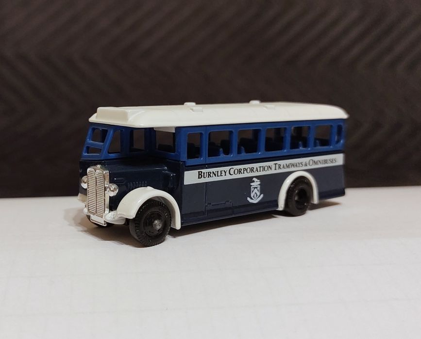 Samochodzik, współczesny model brytyjskiego autobusu z 1932 roku - AEC