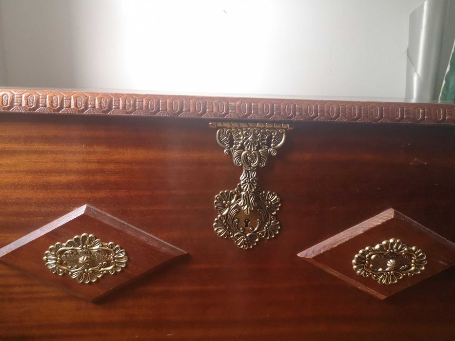 Arca de enxoval trabalhada