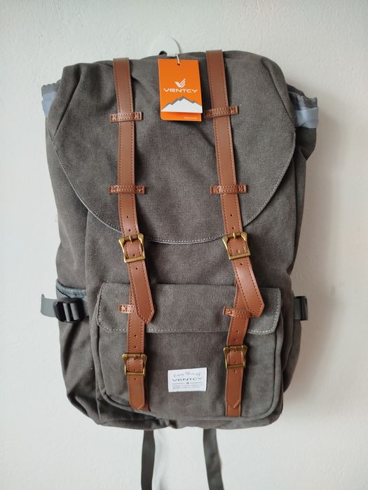 Wysoki plecak trekkingowy w stylu vintage.