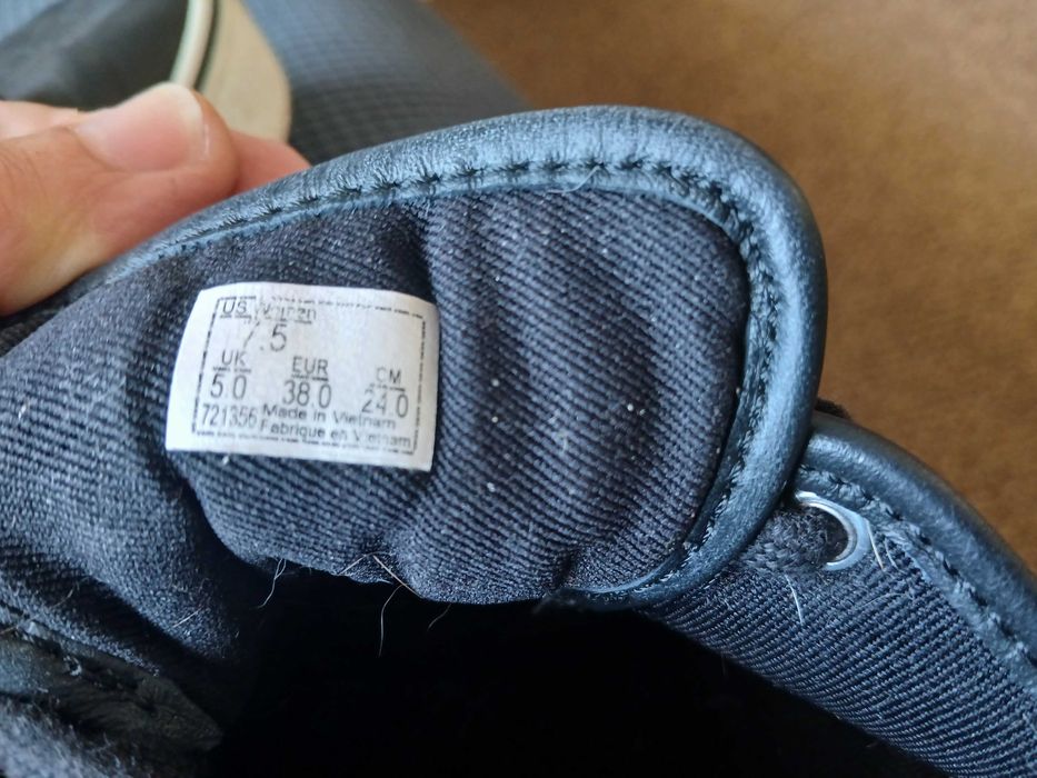 Tenis Vans pretos em pele e com pequena altura