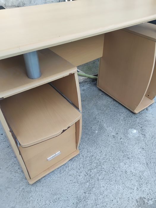 Secretária  de computador...