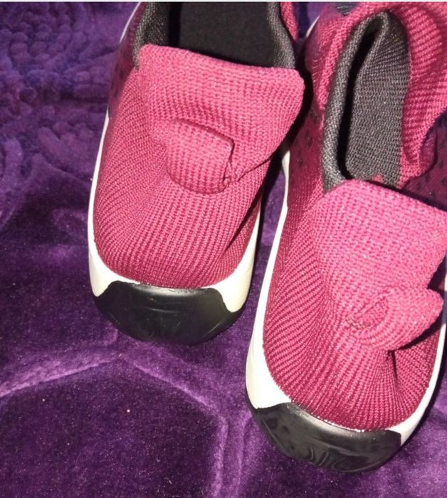 świetne wiśniowe buty ze skarpetą
