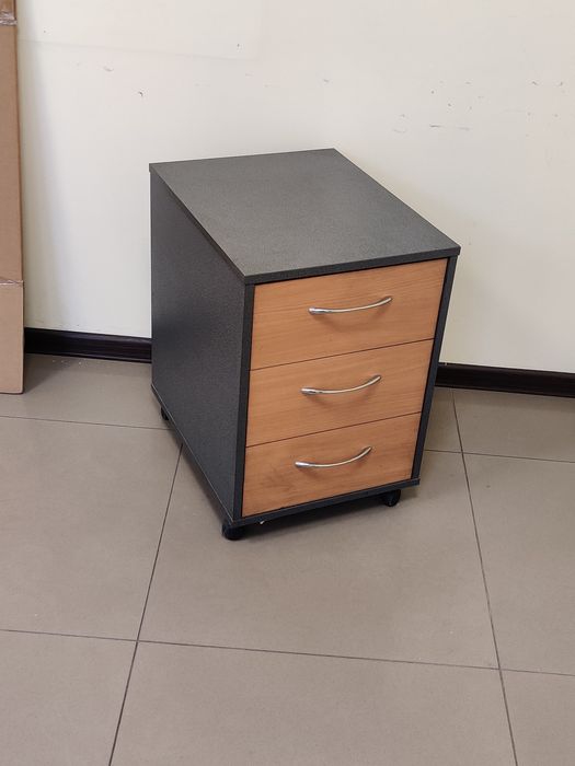 Шухлядна тумбочка на колесах на 3 шухляди, мала тумба