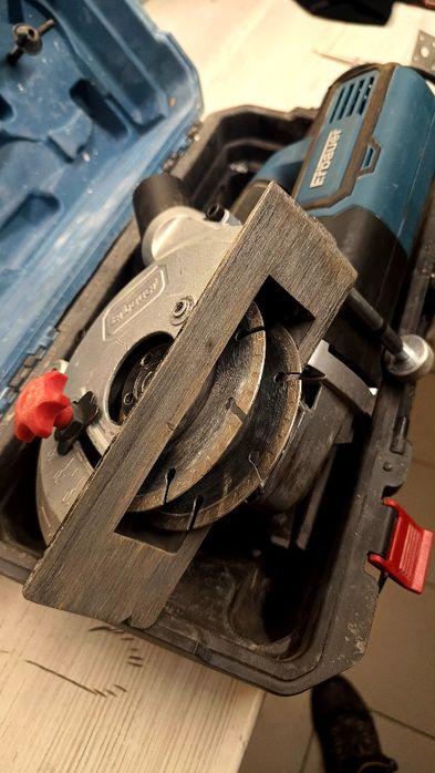 Bruzdownica Erbauer 2025r
-Model EWC1500
-Zasilanie 230V 
-n 8500/min