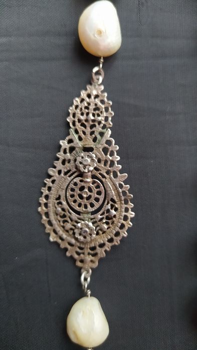 Vários colares e pulseiras em prata