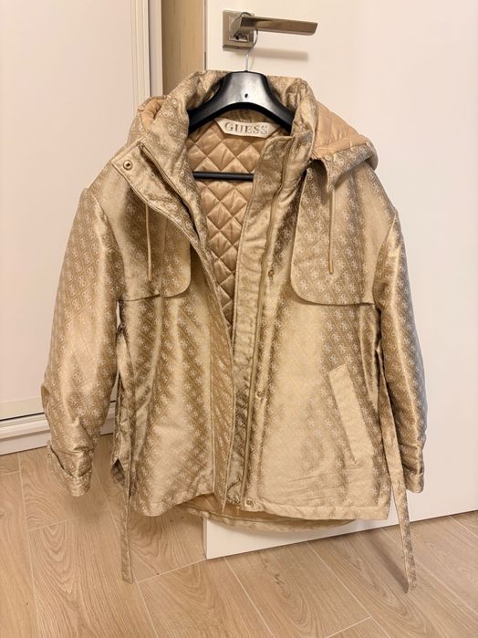 Куртка майже нова Guess