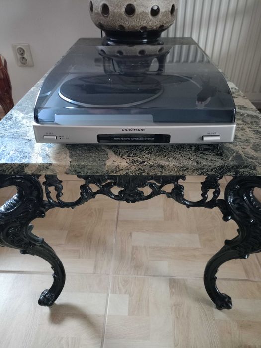 Gramofon UNIVERSUM F 1035 z przedwzmacniaczem.