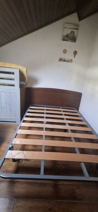 Conjunto Cama de Casal – Cabeceira em Madeira + Estrado de Ripas com Pés