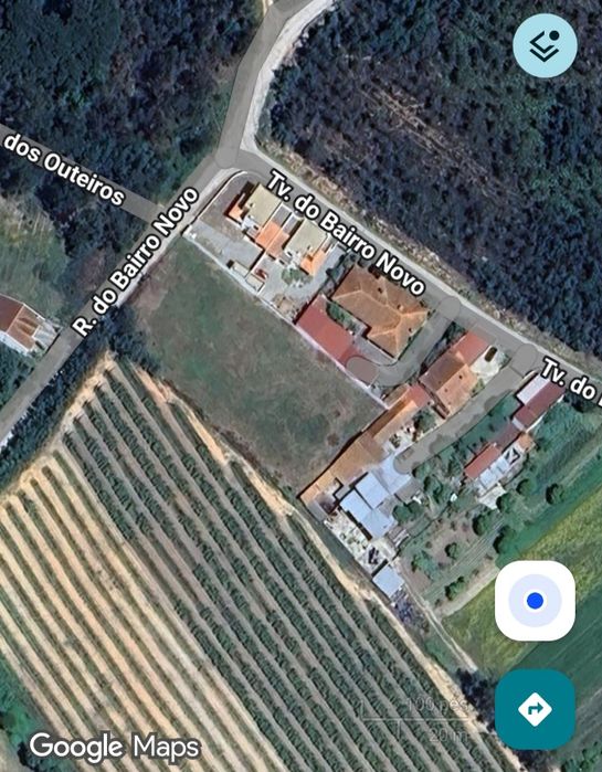 Terreno de construção nas meãs do campo ao lado da nacional 111