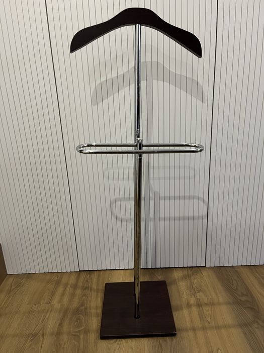 Cabide em madeira e Inox para o quarto.