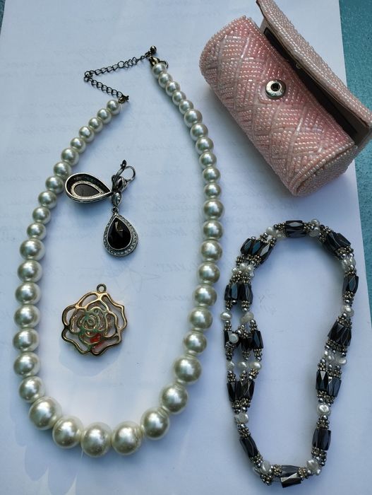 Серьги из самоцветов.