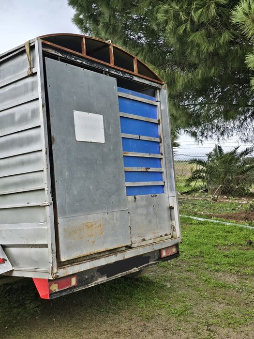 Atrelado de 2 eixos transporte animais