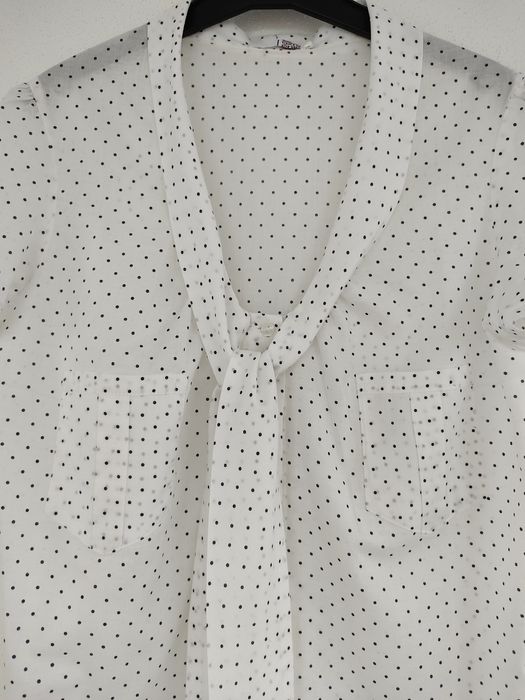 Camisa branca com bolinhas