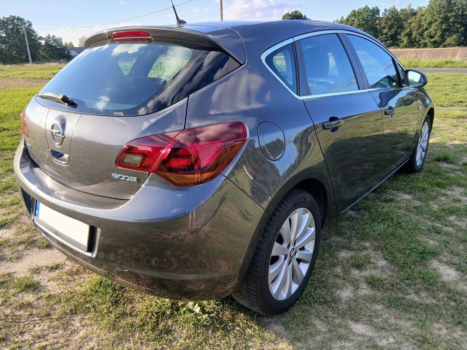 Opel Astra J 1.4 16V Bardzo ładna. Wersja Cosmo, Półskóry.