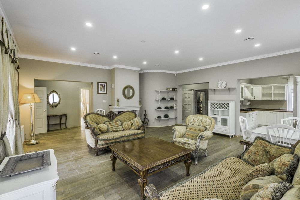 Будинок з басейном Білогородка