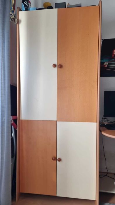 Conjunto Roupeiro, Secretária e Cómoda em Carvalho